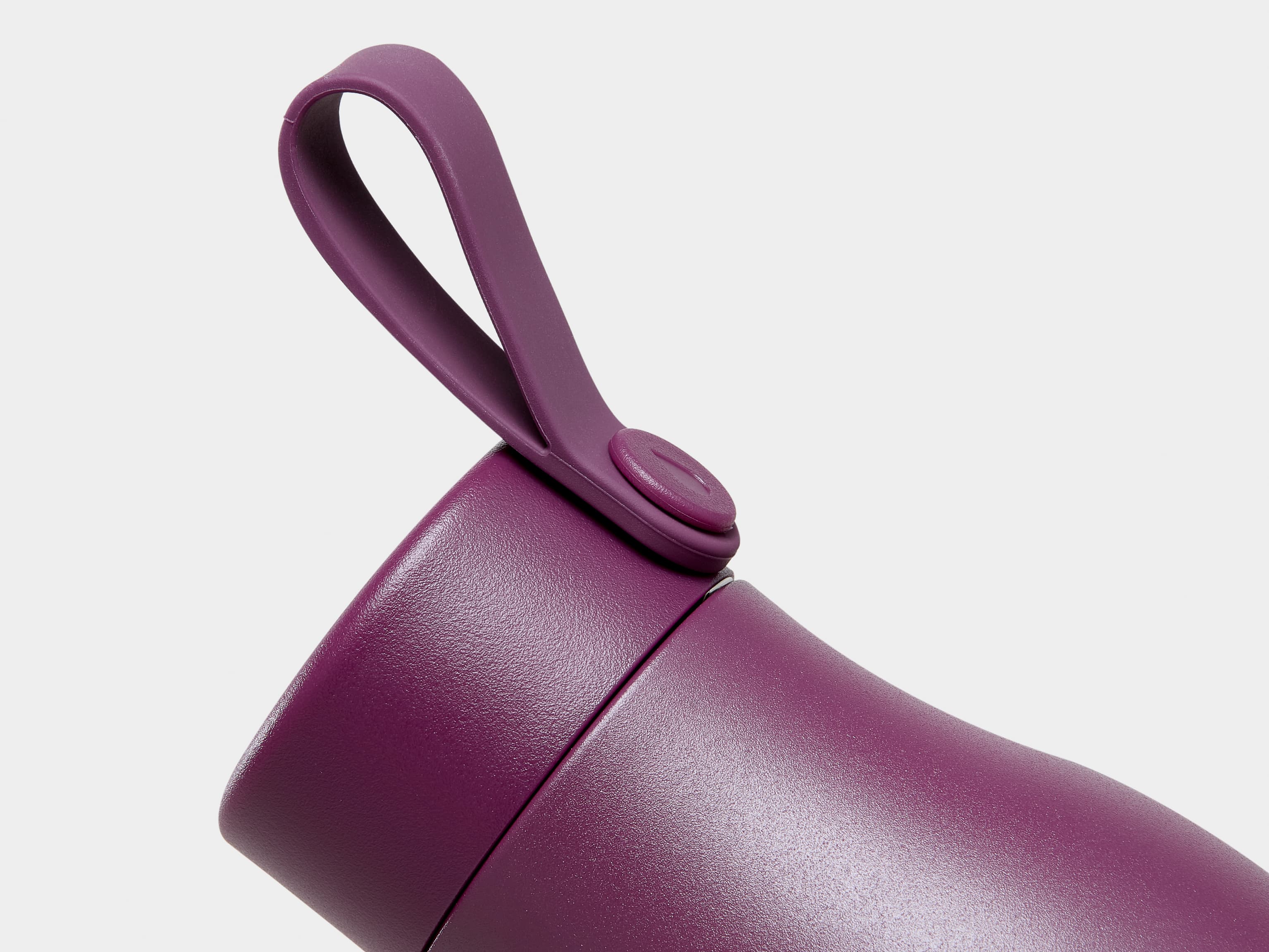 A close up image of the top of a mulberry MOO water bottle.