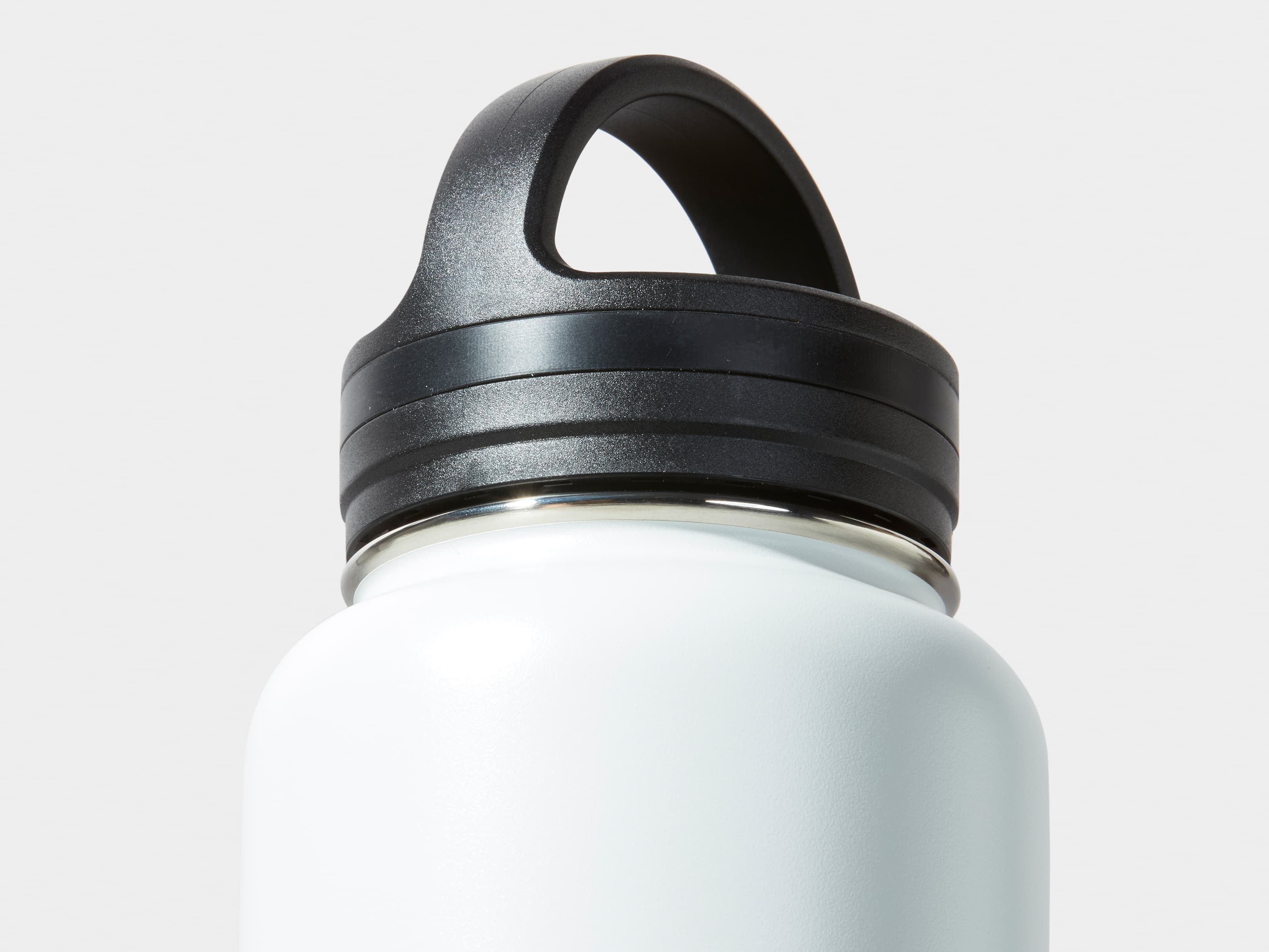 Close up shot of the screw lid and carry handle on the XL Insulated Water Bottle in Cloudy Grey