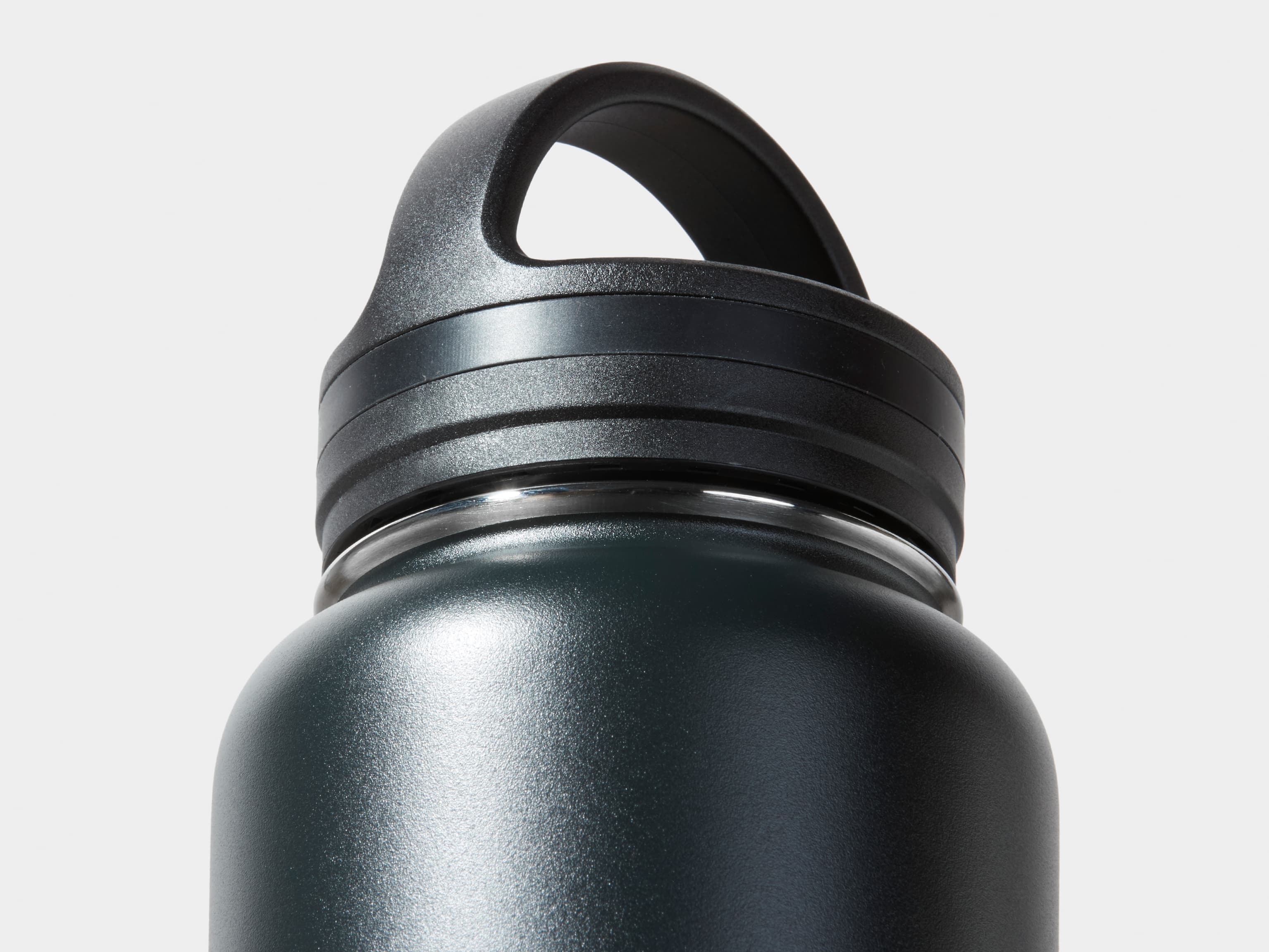 Close up shot of the screw lid and carry handle on the Large Insulated Water Bottle in Jet Black