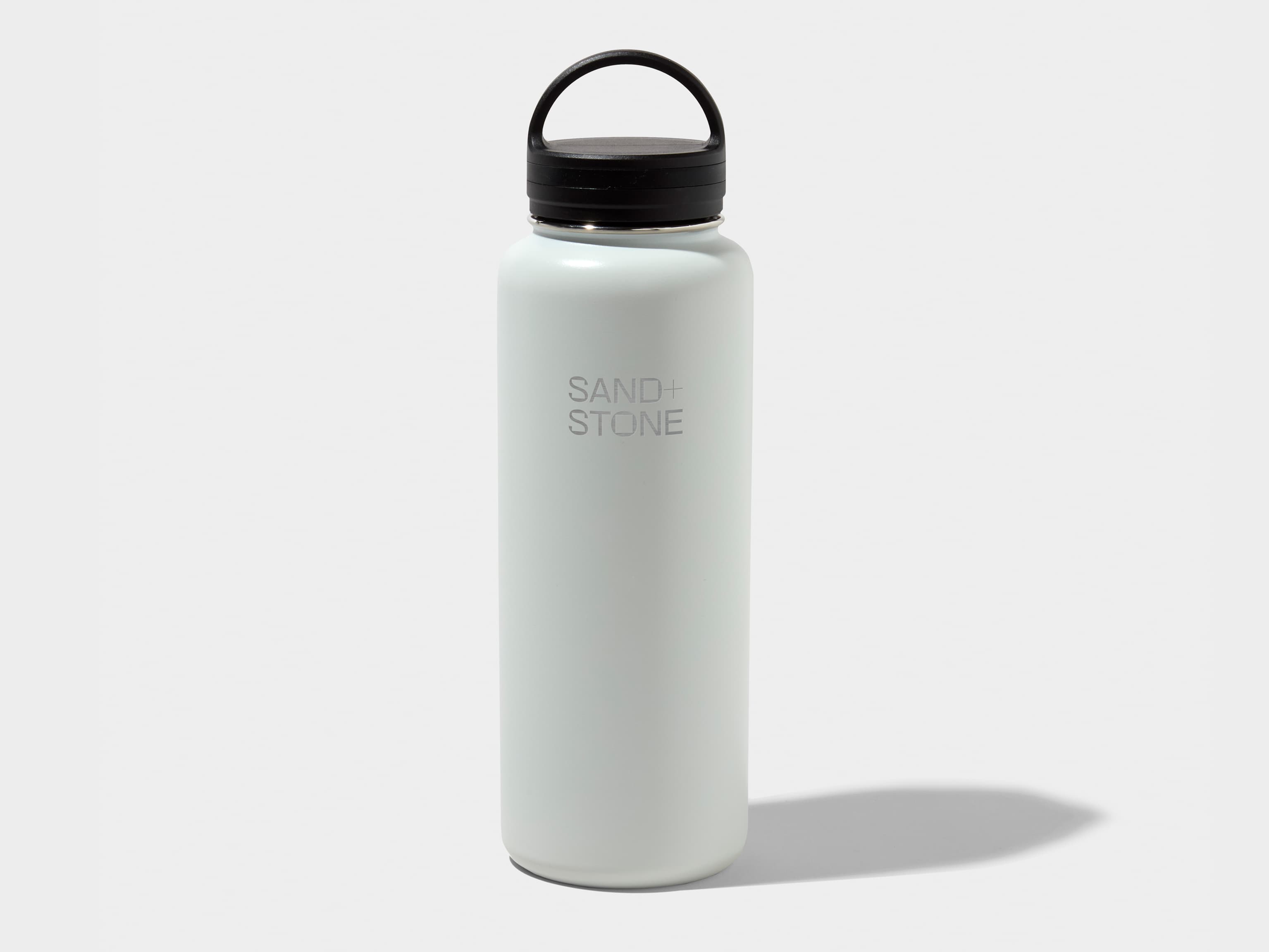 An extra large water bottle in cloudy grey with engraving customisation.